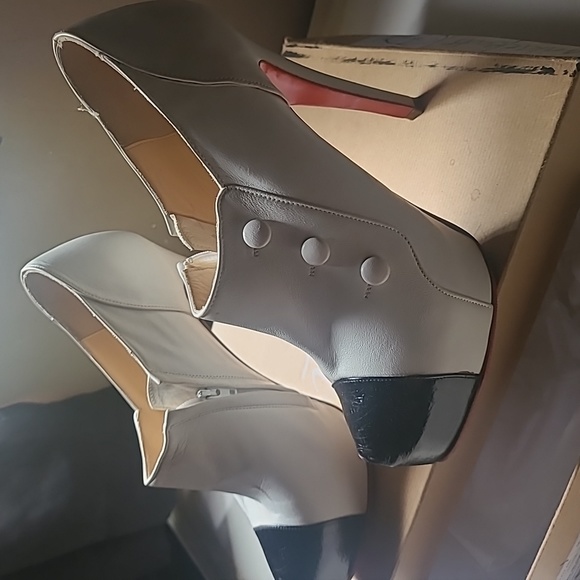 Christian Louboutin - Picture 3 of 8